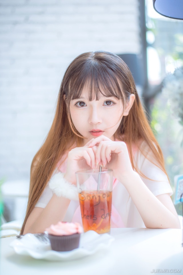 这个世界本来就是痛苦的，幸福都是短暂的。有时要相信缘分。既然放不下，就不要刻意放下，把她放在心里吧，能遇到一个让你放不下的人，也是一种幸福。有的人，活了一辈子，都没有遇到能让自己动心的人。时间会治疗一切，我相信幸福会在不远的将来，等着你。